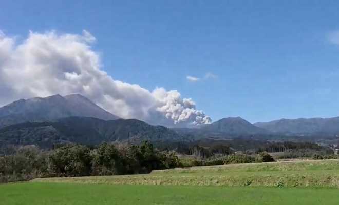 Núi lửa Shinmoe phun trào dữ dội, cột tro bụi cao 2.300 mét