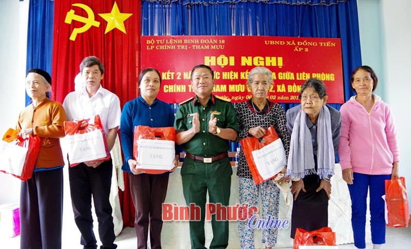 Sơ kết 2 năm kết nghĩa li&ecirc;n Ph&ograve;ng Tham mưu - Ch&iacute;nh trị với ấp 2, x&atilde; Đồng Tiến