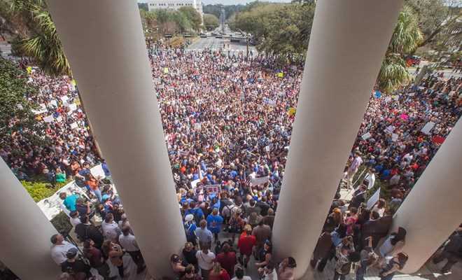 Học sinh khắp các trường ở Mỹ biểu tình phản đối bạo lực súng đạn