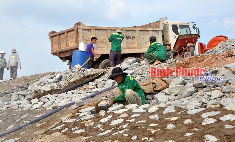 Sớm gỡ vướng dự &aacute;n x&acirc;y dựng k&egrave; v&agrave; nạo v&eacute;t hồ Suối Cam