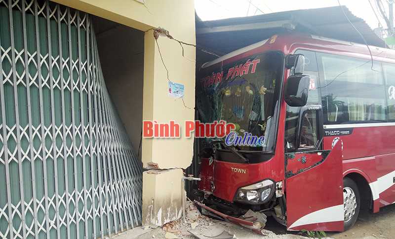 Hai xe khách tông nhau, đâm vào nhà dân