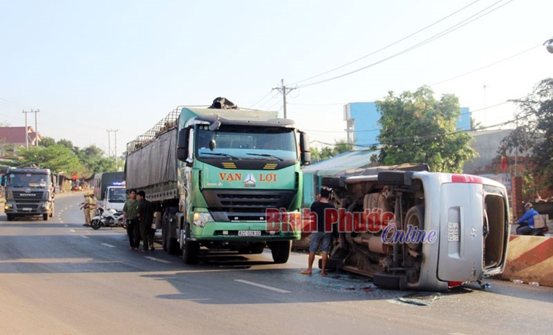 Va chạm với xe tải, &ocirc;t&ocirc; 9 chỗ lật nghi&ecirc;ng