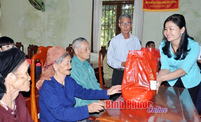 Đo&agrave;n đại biểu Quốc hội tỉnh tặng qu&agrave; người ngh&egrave;o Phước Long, Ph&uacute; Riềng