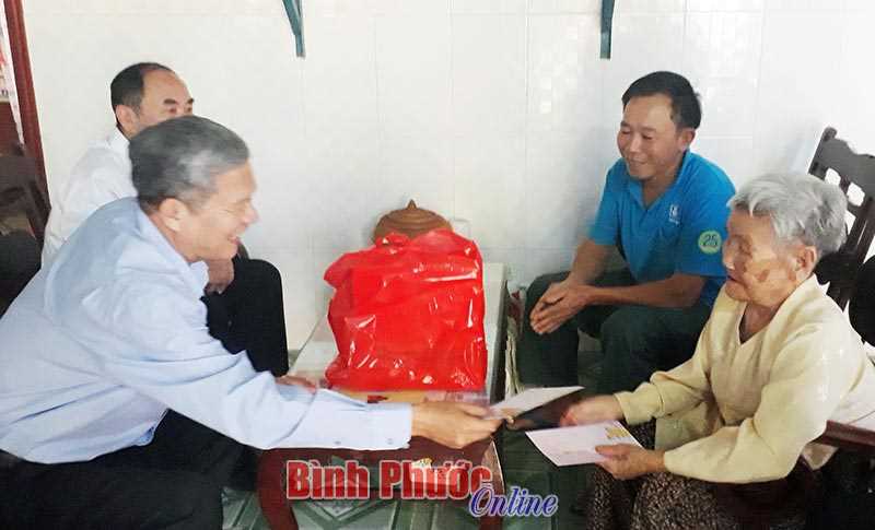 L&atilde;nh đạo tỉnh thăm, ch&uacute;c tết tại thị x&atilde; Đồng Xo&agrave;i