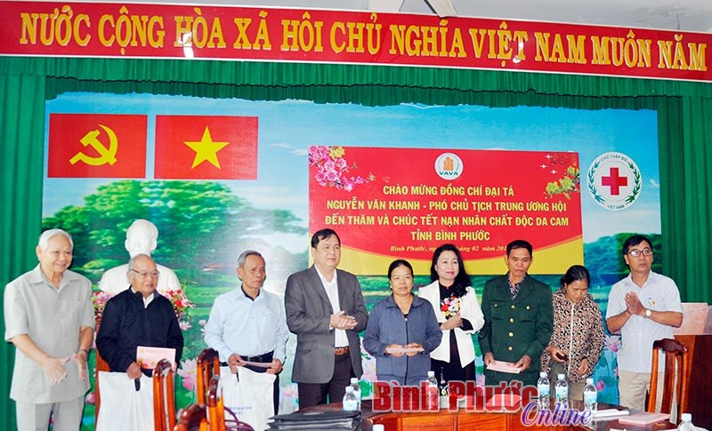 Trung ương Hội Nạn nh&acirc;n chất độc da cam tặng qu&agrave; tết hội vi&ecirc;n tại B&igrave;nh Phước