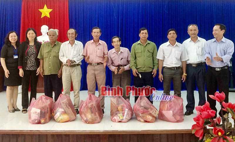 Tặng qu&agrave; gi&agrave; l&agrave;ng, người c&oacute; uy t&iacute;n ti&ecirc;u biểu