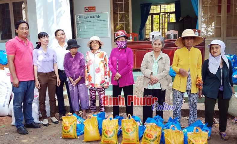 Đài PT-TH Bình Phước tặng quà tết người nghèo huyện Bù Đốp