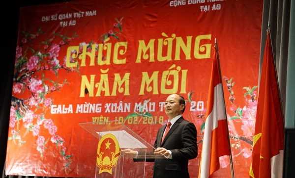 Ấm &aacute;p kh&ocirc;ng kh&iacute; đ&oacute;n Tết Mật Tuất của cộng đồng người Việt tại &Aacute;o