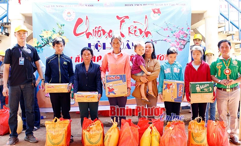 Tết yêu thương đến người nghèo Phú Nghĩa