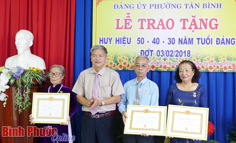 Thị ủy Đồng Xo&agrave;i trao Huy hiệu Đảng đợt 3-2