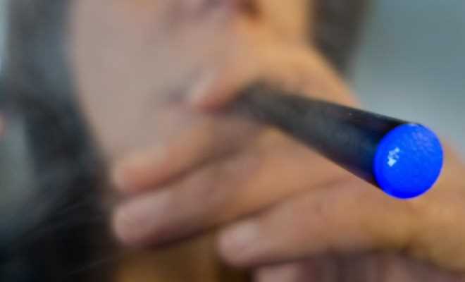 Hai mặt lợi - hại của việc hút thuốc lá điện tử với sức khỏe con người