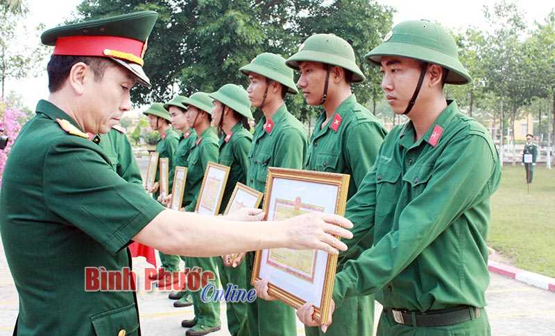 Tiễn qu&acirc;n nh&acirc;n ho&agrave;n th&agrave;nh nghĩa vụ qu&acirc;n sự về địa phương