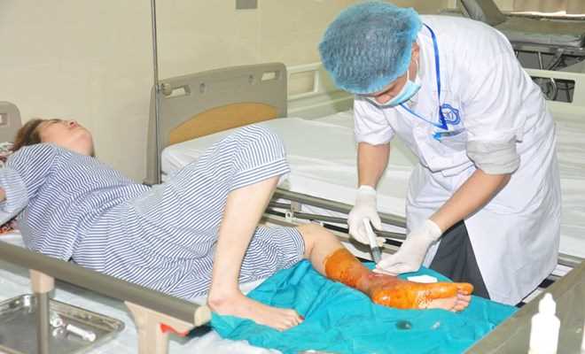 Cắt cụt chi do ngâm chân bằng nước lá cây không rõ nguồn gốc