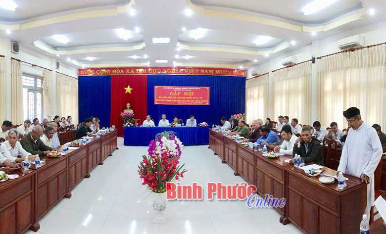 B&ugrave; Đăng gặp mặt gi&agrave; l&agrave;ng, chức sắc t&ocirc;n gi&aacute;o, người c&oacute; uy t&iacute;n ti&ecirc;u biểu