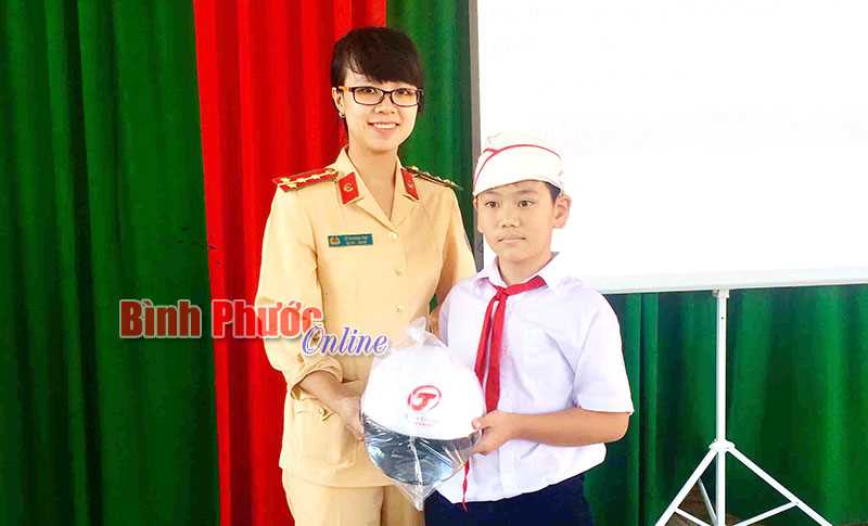 Tuy&ecirc;n truyền luật giao th&ocirc;ng cho đồng b&agrave;o S&rsquo;ti&ecirc;ng v&agrave; học sinh