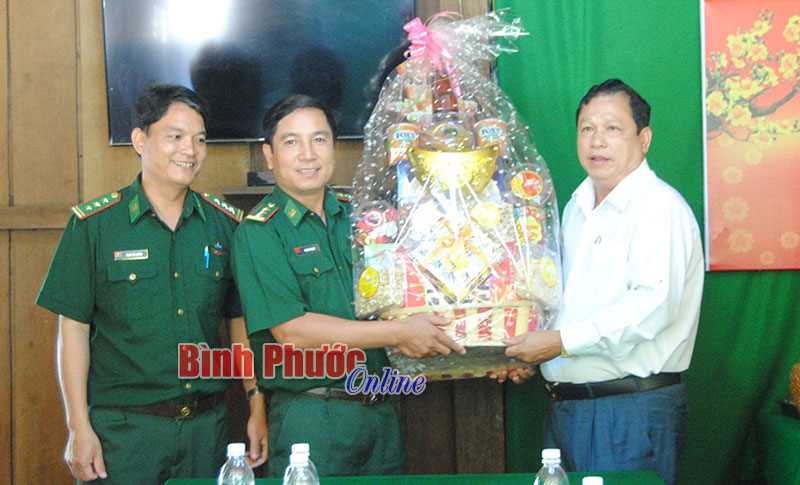 Chủ tịch UBND tỉnh ch&uacute;c tết c&aacute;c đơn vị qu&acirc;n đội