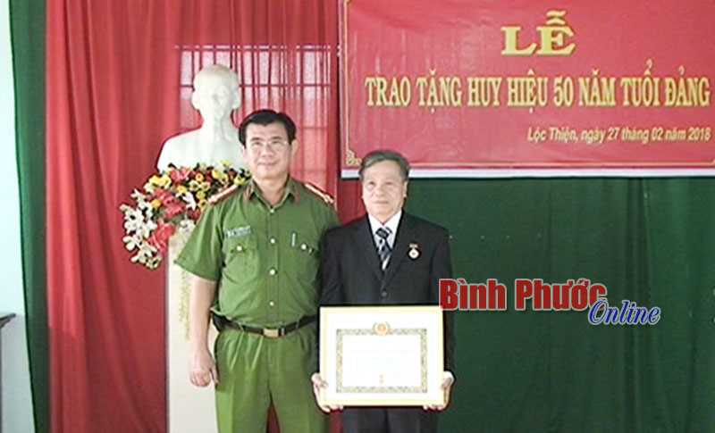 Lộc Ninh: 17 đảng vi&ecirc;n được tặng Huy hiệu Đảng đợt 3-2