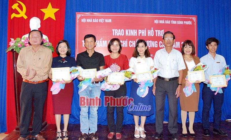 Trao 23 t&aacute;c phẩm b&aacute;o ch&iacute; chất lượng cao năm 2017