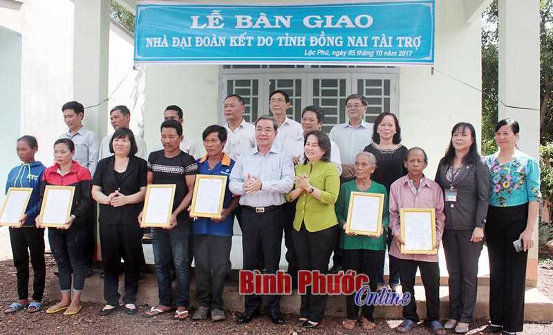Lộc Ninh bàn giao 8 căn nhà đại đoàn kết