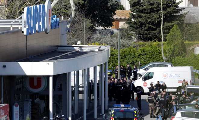 Vụ bắt giữ con tin tại Pháp: Thị trấn Trebes tưởng niệm các nạn nhân