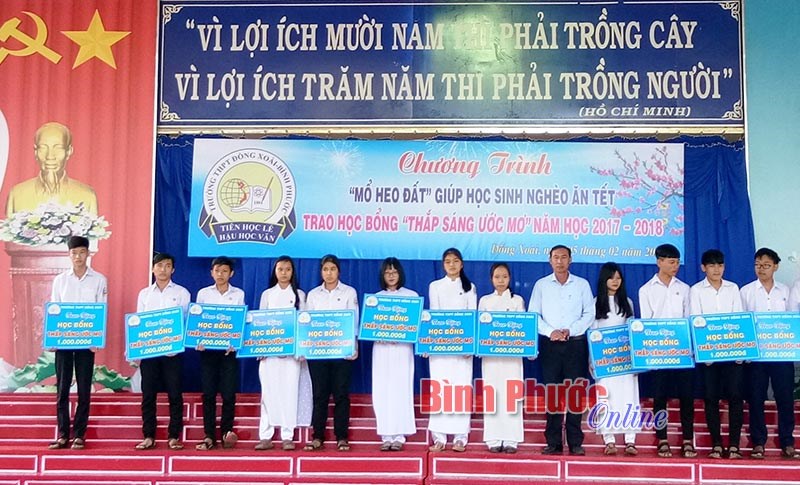 Trường THPT Đồng Xoài hướng về học sinh nghèo