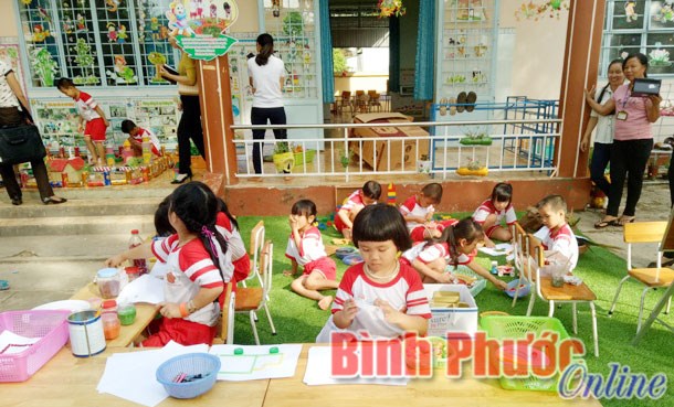Trường mầm non Hướng Dương học v&agrave; l&agrave;m theo B&aacute;c