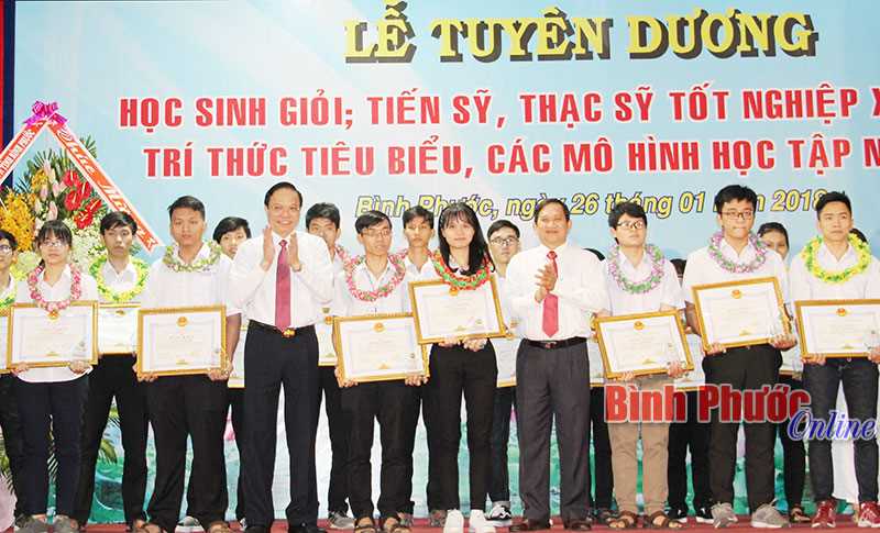 Tuyên dương 262 học sinh, thạc sĩ xuất sắc, trí thức, mô hình học tập tiêu biểu