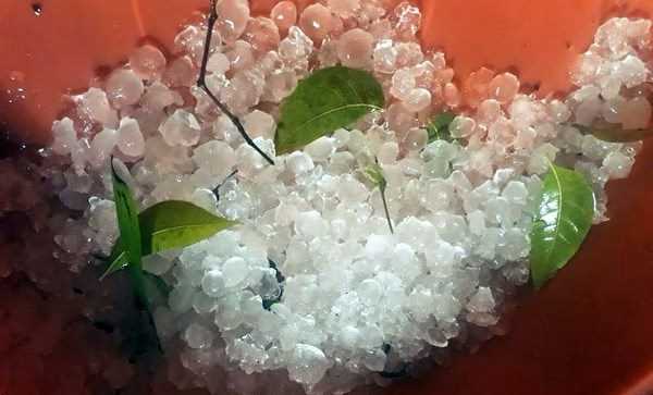 Mưa đá cường độ lớn kèm gió giật mạnh kéo dài ở Bắc Kạn