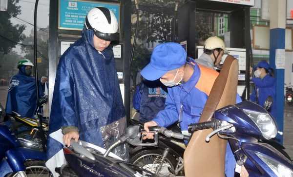 Đề xuất tăng thuế xăng lên mức trần 4.000 đồng mỗi lít