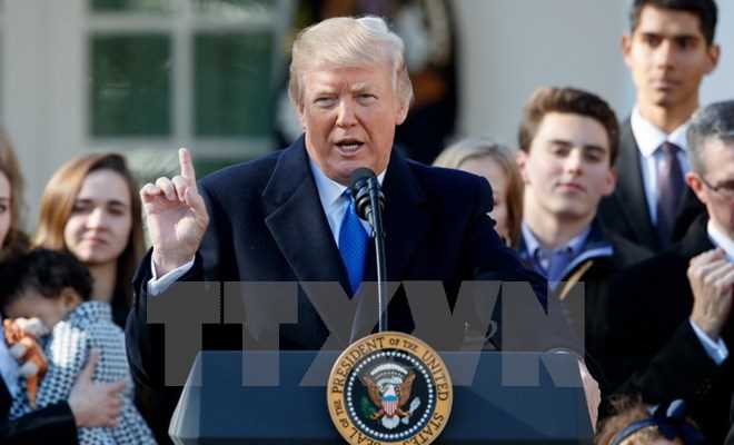 Ông Trump ký phê chuẩn gia hạn chương trình theo dõi Internet của NSA