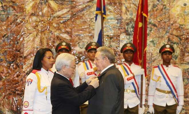 Tổng B&iacute; thư trao Hu&acirc;n chương Sao v&agrave;ng tặng Chủ tịch Cuba Raul Castro