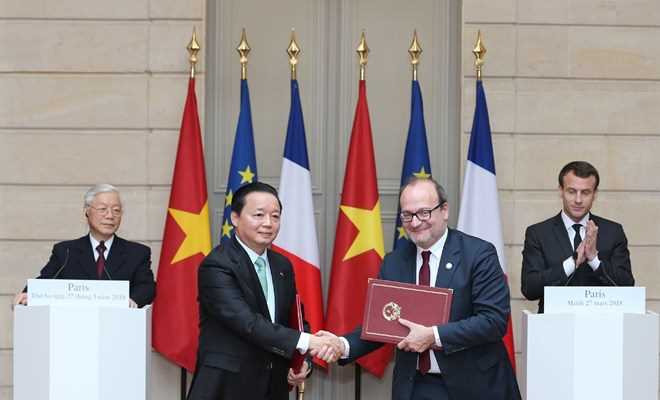 Tổng B&iacute; thư Nguyễn Ph&uacute; Trọng v&agrave; Tổng thống Emmanuel Macron gặp b&aacute;o ch&iacute;