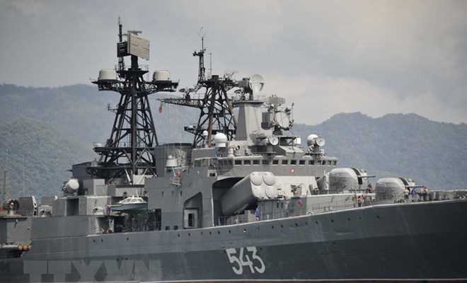 Hỏa hoạn ở tàu khu trục Nga tại Vladivostok cột khói bốc cao cuồn cuộn