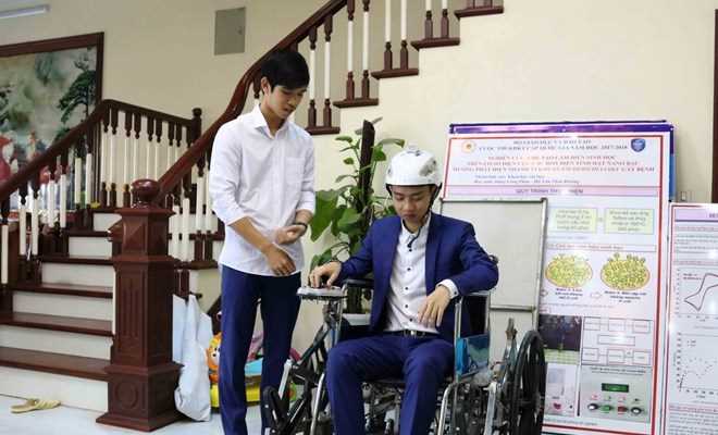 Độc đáo chiếc xe lăn leo cầu thang do hai học sinh chế tạo