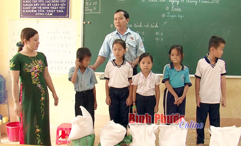 “Túi gạo tình thương” tiếp sức học sinh nghèo