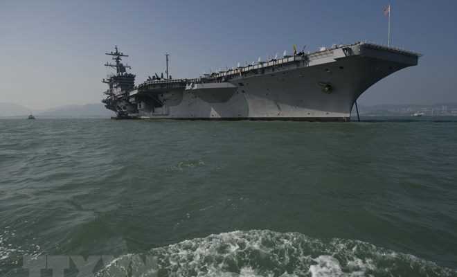 Đo&agrave;n c&aacute;n bộ li&ecirc;n ng&agrave;nh Việt Nam thăm t&agrave;u s&acirc;n bay Hoa Kỳ USS
