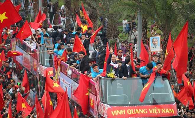 Biển người hâm mộ chào đón các tuyển thủ U23 tại sân bay Nội Bài