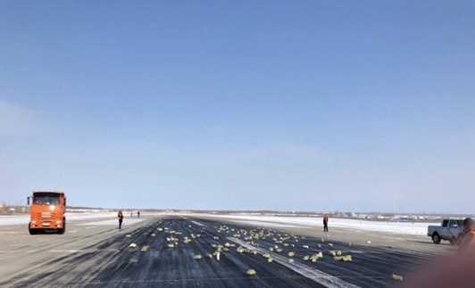 Nga: Cửa máy bay hỏng, vàng thỏi rơi la liệt trên đường băng