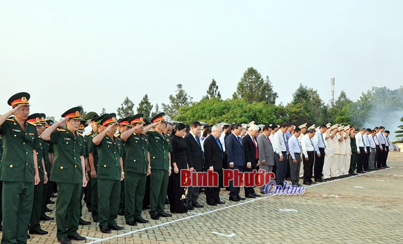 L&atilde;nh đạo Đảng, Nh&agrave; nước viếng nghĩa trang liệt sĩ nh&acirc;n ng&agrave;y giải ph&oacute;ng B&igrave;nh Phước