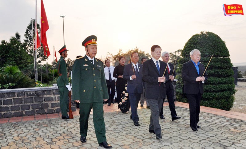 [Video] L&atilde;nh đạo Đảng, Nh&agrave; nước viếng nghĩa trang liệt sĩ nh&acirc;n ng&agrave;y giải ph&oacute;ng B&igrave;nh Phước