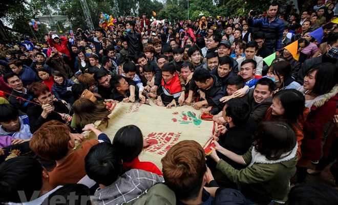 Vĩnh Ph&uacute;c: Chen lấn cướp chiếu c&oacute;i ở lễ hội 'Đ&uacute;c Bụt' đầu năm