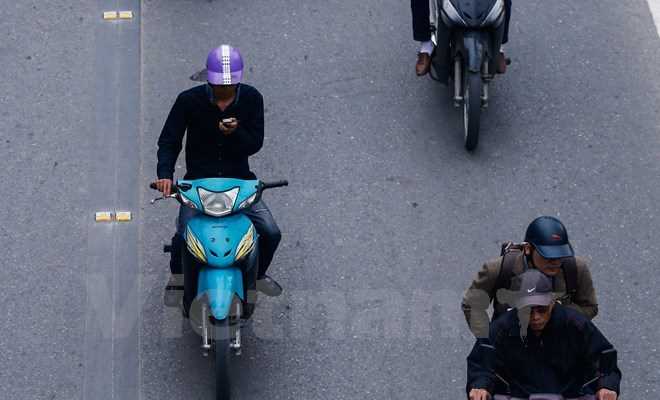 Đề xuất cấm sử dụng điện thoại di động khi đang lái xe ôtô
