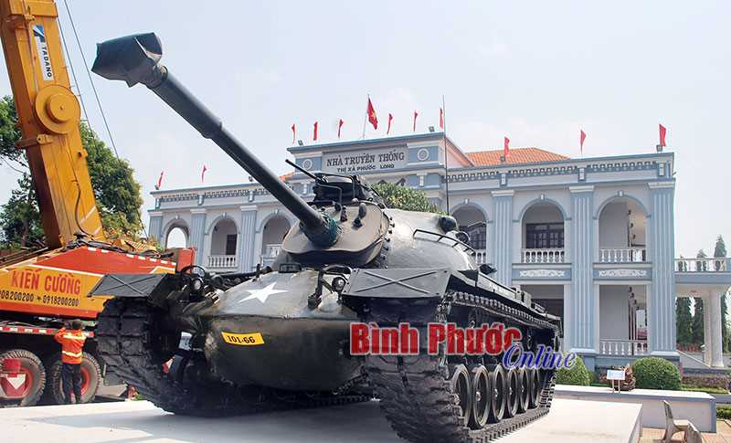 Nh&agrave; truyền thống thị x&atilde; Phước Long tiếp nhận 2 xe tăng