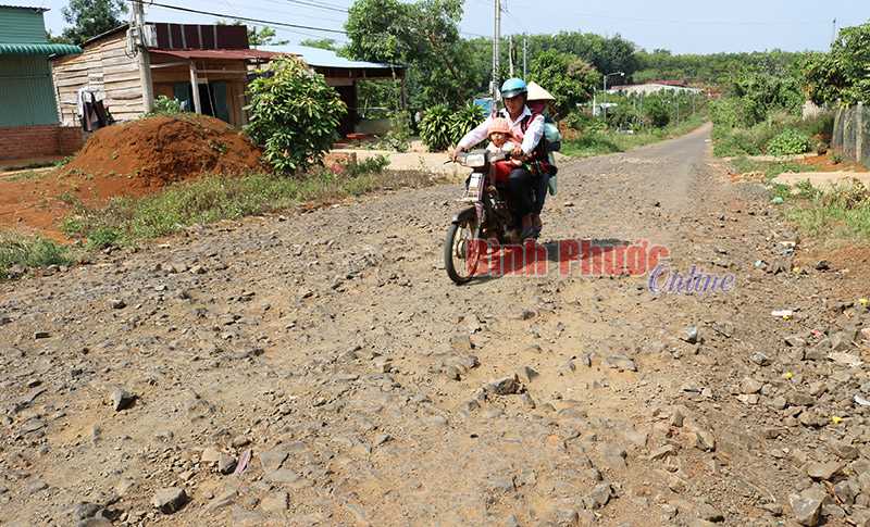 &Yacute; kiến người d&acirc;n: &ETH;ường nhựa chỉ c&ograve;n đ&aacute; 4x6