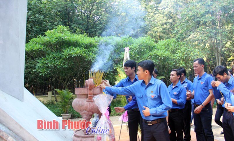 Tuyên dương 30 thanh niên tiên tiến khối cao su