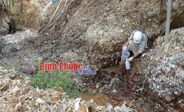 Bắt quả tang đổ chất thải công nghiệp tại Phú Riềng