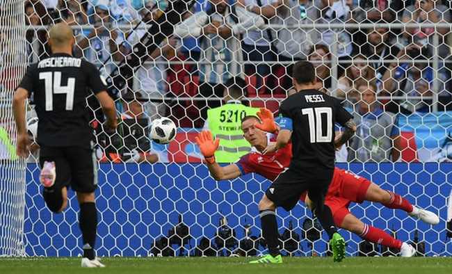 Messi sút hỏng phạt đền, Argentina bị Iceland cầm hòa