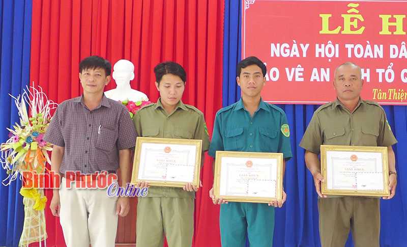 Lan tỏa phong tr&agrave;o To&agrave;n d&acirc;n bảo vệ an ninh Tổ quốc