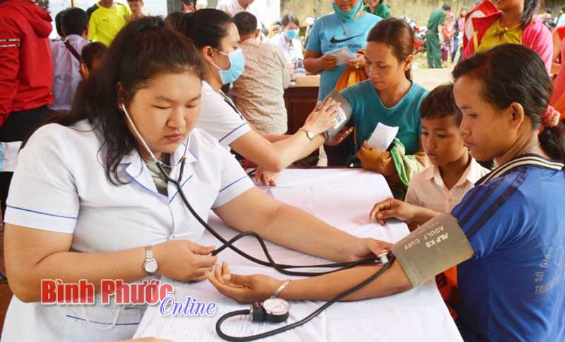 Khám bệnh, tặng quà nhân dân nghèo