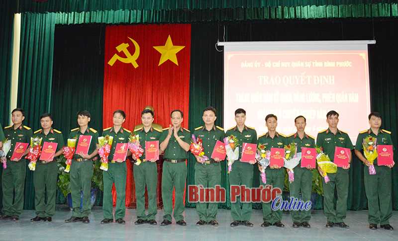 74 sĩ quan, quân nhân chuyên nghiệp được thăng quân hàm, nâng lương
